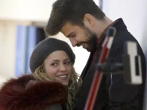 Pique - Shakira diện đồ đôi như 'vợ chồng son'