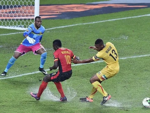 Uganda và Mali bất phân thắng bại trong trận thủy chiến