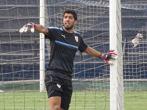 Uruguay thủng lưới quá nhiều, Suarez xỏ găng bảo vệ khung thành