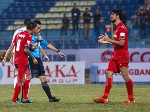 Trọng tài V-League gây bão, BTC nói sẽ “mổ băng”