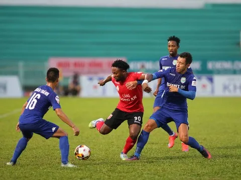 Những khán đài trống vắng ở V-League