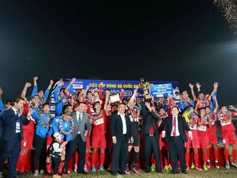 Cầu thủ Than Quảng Ninh nhận thưởng tiền tỷ