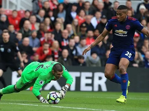 Valdes biếu không bàn thắng cho Valencia như thế nào?