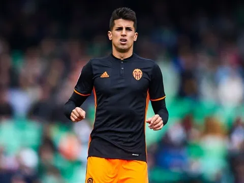 Valencia khiến Barca, Chelsea mừng thầm