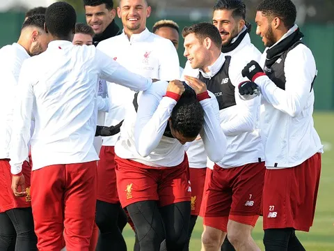 Van Dijk pha trò, sân tập Liverpool rộn tiếng cười
