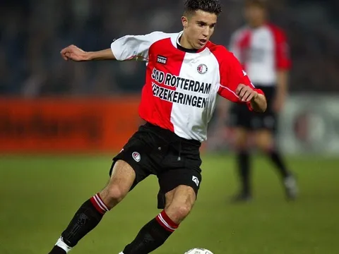 Van Persie ghi bàn đầu tiên trong lần tái ngộ Feyenoord
