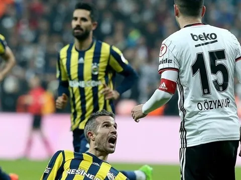 Van Persie trả giá vì trêu ngươi đồng đội cũ Arsenal