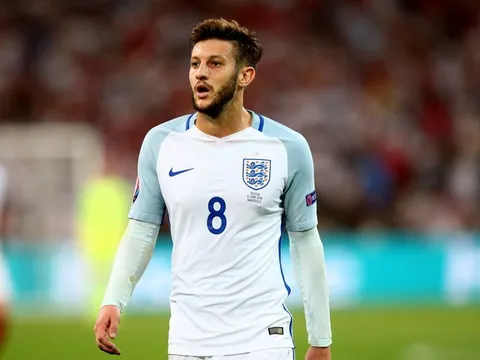 Về tuyển vài hôm, Lallana đã báo tin buồn cho Liverpool
