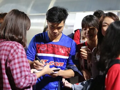 Xuân Trường, Công Phượng mỏi tay ký tặng fan nữ