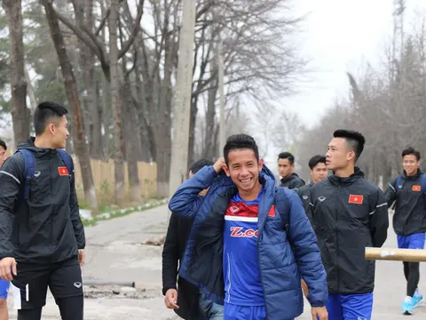Hữu Thắng ngẫu hứng, ĐTVN cười như bắt được vàng
