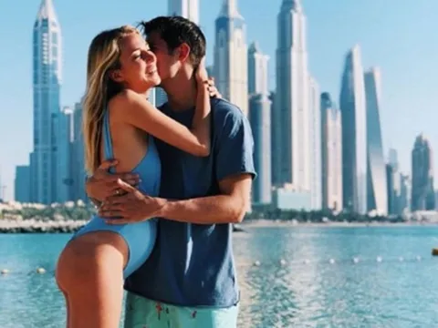 Vợ mang song thai, Morata tới Dubai ăn mừng