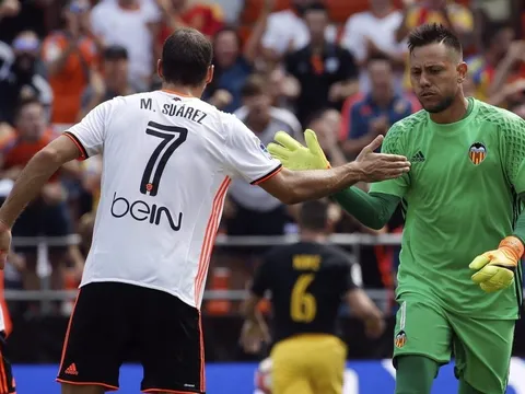 'Vua bắt penalty' Diego Alves lại gây choáng