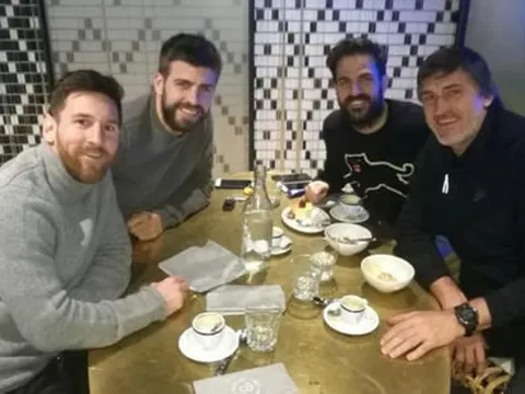 Vừa được nghỉ, Fabregas đã bay về Barcelona hội ngộ cùng Messi