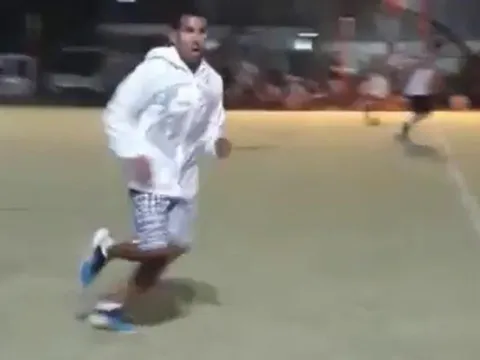 Vừa hồi hương, Carlos Tevez đã lao vào đá phủi