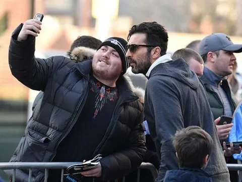 Vừa rời khách sạn, Buffon đã bị fan 'bắt cóc'