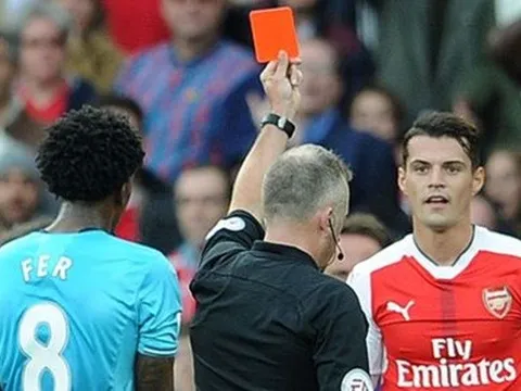 Vừa tạo bê bối thẻ đỏ, Xhaka lại chửi nhân viên sân bay