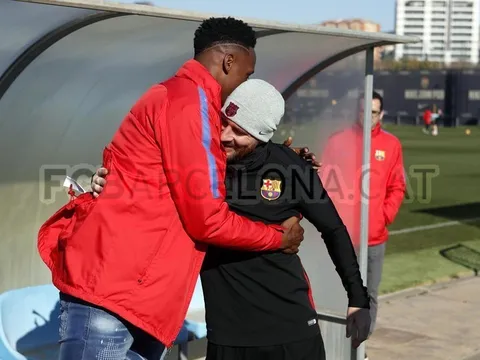 Vừa tới Barca, 'tân binh lạ hoắc' đã ôm chầm lấy Messi thân thiết
