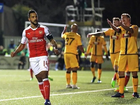Walcott chạm kỉ lục, Arsenal nhẹ nhàng hạ Sutton