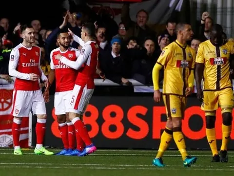 Walcott lập cột mốc đáng nhớ sau trận thắng Sutton