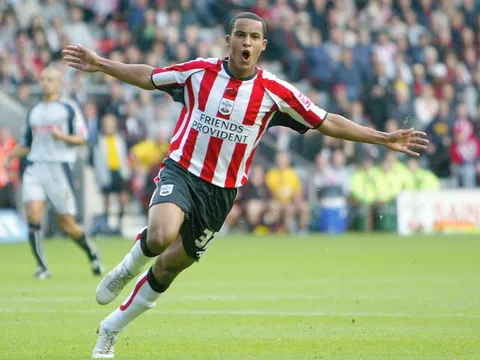 Walcott sẵn sàng giảm lương để đến Southampton