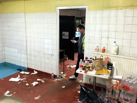 Sao Arsenal biến phòng thay đồ Sutton thành... bãi rác