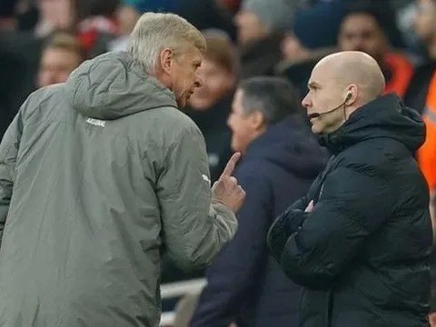 Bị phạt nặng vì xô trọng tài, HLV Wenger vẫn vui vẻ
