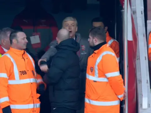 Wenger đối mặt án phạt cực nặng