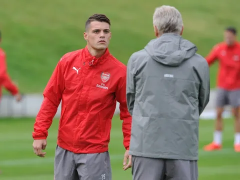 Wenger hẹn gặp riêng, răn đe Xhaka