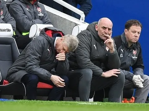 Wenger ôm mặt đau khổ trước lối đá vô hồn của Arsenal