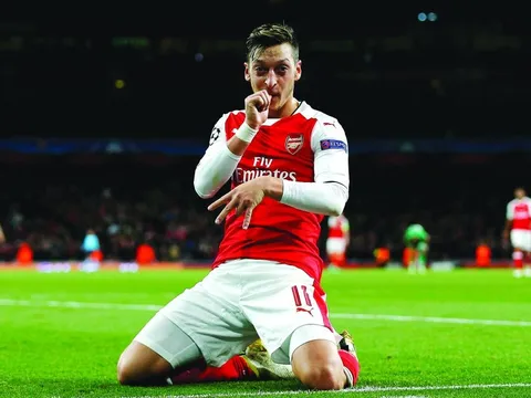 Wenger thừa nhận vẫn đang giải bài toán Oezil