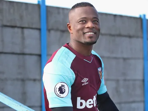 West Ham có thể để lão tướng Evra xuất chiến
