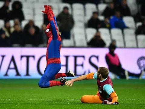 Fan cuồng hóa người nhện đại náo trận West Ham vs Man City