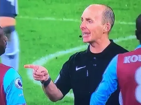 Mike Dean đe dọa cầu thủ West Ham sau khi giúp MU hưởng lợi
