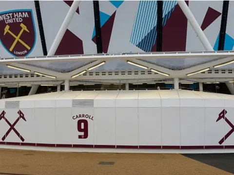 West Ham vinh danh 'siêu phẩm' Andy Carroll ngay bên ngoài SVĐ