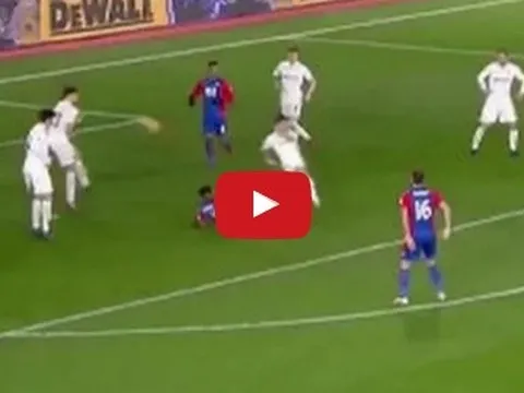 Wilfried Zaha có siêu phẩm vào lưới Swansea