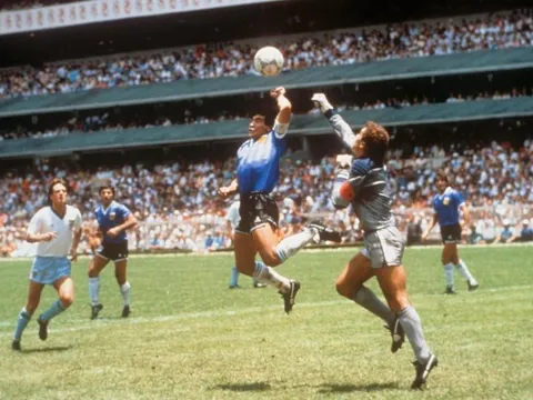 Maradona phiên bản bụng bia tái hiện 'bàn tay của Chúa’