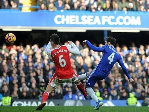 Xem thủ môn Cech “kiến tạo” cho Fabregas ghi bàn
