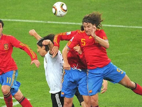 Xem lại cú đánh đầu dũng mãnh của Carles Puyol
