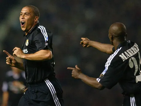 Xem lại cú hat-trick của Ronaldo vào lưới M.U năm 2003