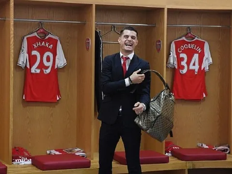 Xhaka tinh nghịch trong phòng thay đồ trước giờ G