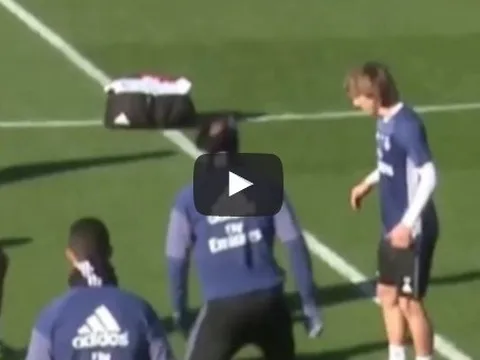 Xử lý bóng hỏng, Luka Modric bị đồng đội trêu chọc