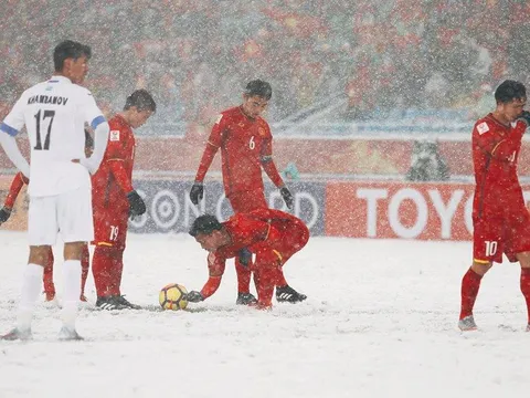 XÚC ĐỘNG U23 Việt Nam: Đồng đội cào tuyết giúp Quang Hải lập siêu phẩm