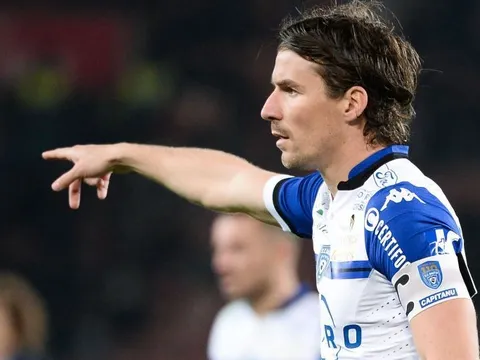 Rời sân thay người, sao Ligue 1 ăn ngay thẻ đỏ