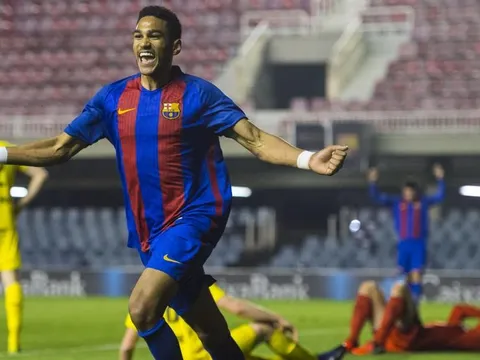 Sao trẻ Barcelona tái hiện siêu phẩm của Messi