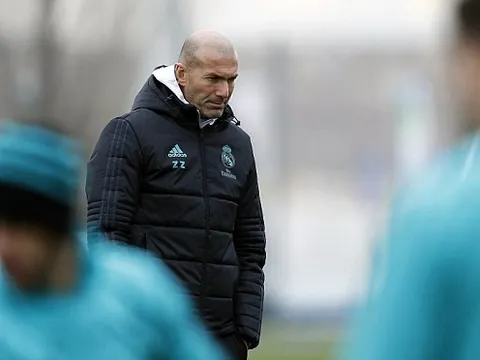 Zinedine Zidane trầm tư trước ma trận tin đồn