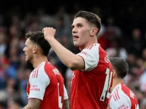 Arsenal nới rộng cách biệt, Redknapp chọn Pháo thủ vô địch