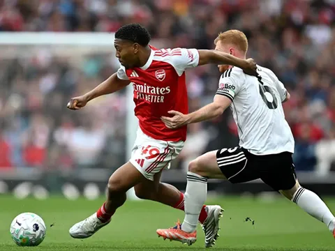 Fan Arsenal phát cuồng với Lewis-Skelly trận thắng Fulham
