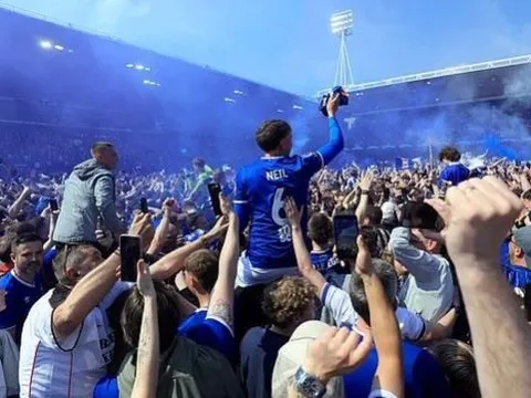 Biển người tràn xuống sân ăn mừng Ipswich Town thăng hạng