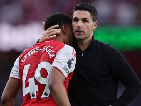 Chơi đúng sở trường, Lewis-Skelly làm chủ tuyến giữa Arsenal