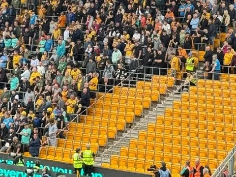 Wolves sơ tán CĐV vì mảnh vỡ rơi ở Molineux